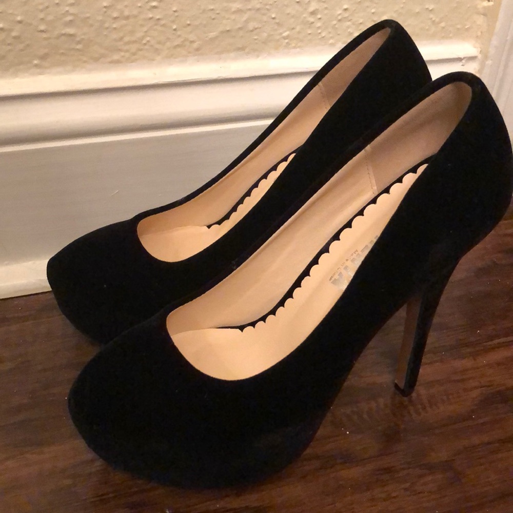 Black velvet pumps